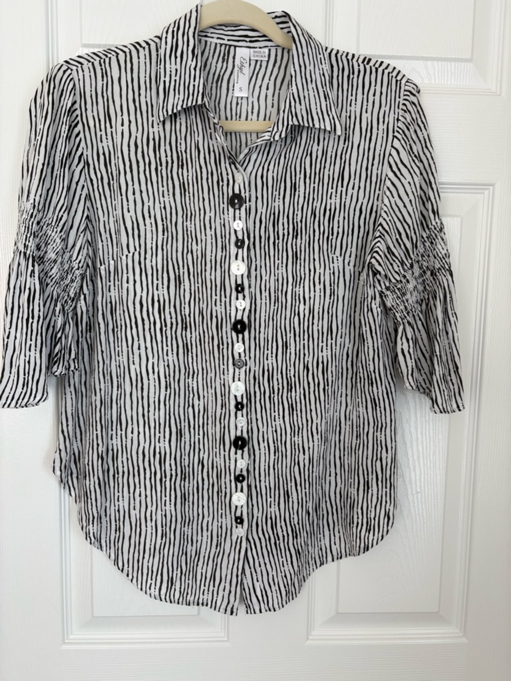 Ethyl Lightweight Black & White Striped Button-Front blouse. Sz S
